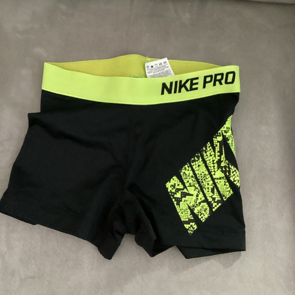 Nike pro shorts - Picture 1 of 3